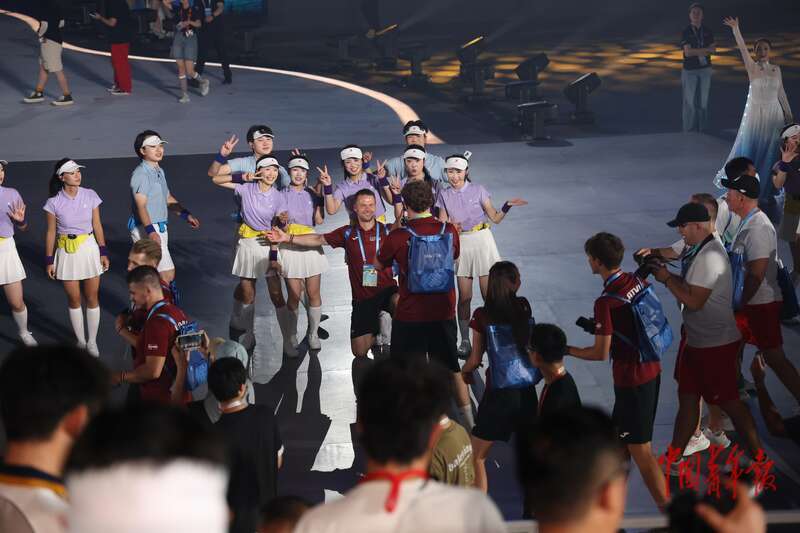 会开幕式上, 汪龙华